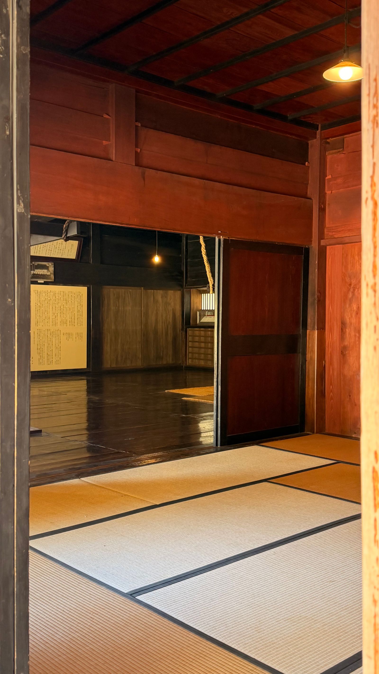 木の内装の静かな空間